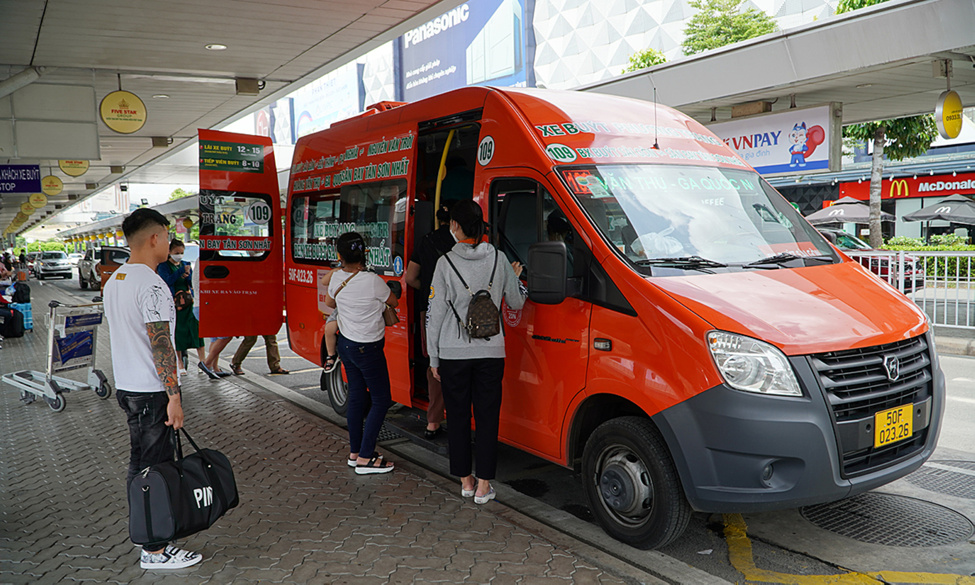 Tan Son Nhat Airport Sgn In Ho Chi Minh City Shutle Bus 2000x1200